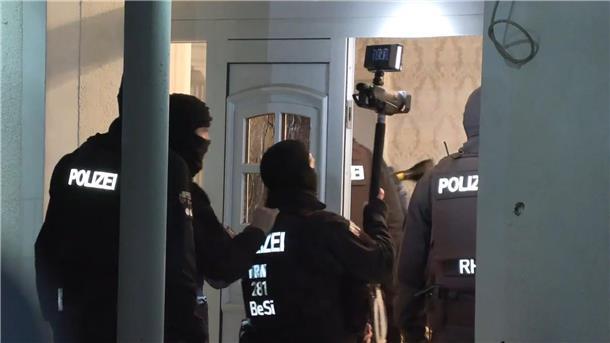 Tarnname „Wels“: Großrazzia mit Clan-Bezügen Polizisten dringen im Rahmen einer groß angelegten Razzia in ein Haus in Solingen ein.