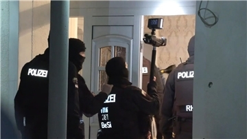 Polizisten dringen im Rahmen einer groß angelegten Razzia in ein Haus in Solingen ein.
