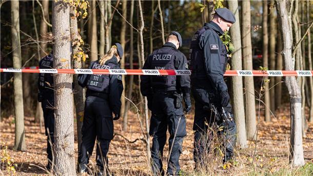 Polizisten durchsuchen das Gelände, in dem am Morgen die 13-Jährige bewusstlos aufgefunden wurde.
