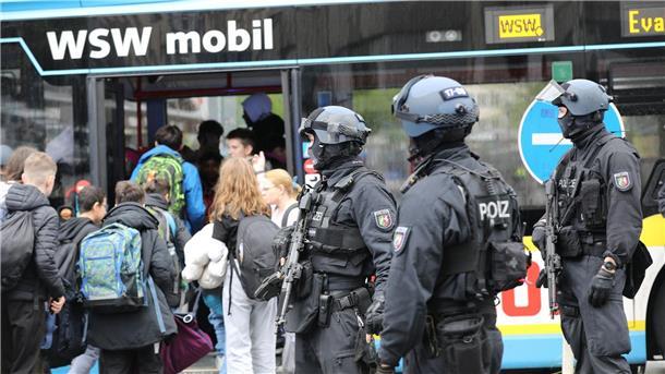 Großeinsatz an Wuppertaler Gymnasium nach Notruf Polizisten führen Schüler in Wuppertal aus dem Gebäude in einen Evakuierungsbus.
