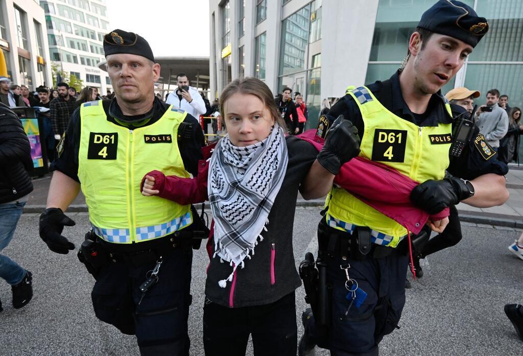 Schweiz gewinnt Chaos-ESC - Deutschland Zwölfter Polizisten führten Klimaaktivistin Greta Thunberg vom Platz vor der Arena ab.