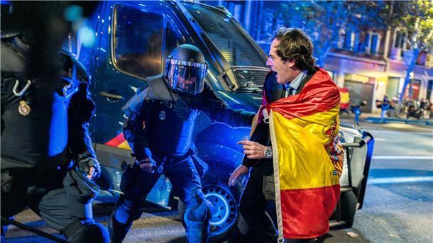 Spanien: Gewalttätige Proteste nach Wiederwahl von Sánchez Polizisten greifen während einer Demonstration gegen die Amnestie in Ferraz ein.