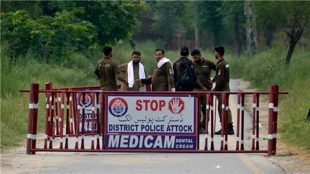 Pakistan: Khan nach Urteil in Hochsicherheitsgefängnis Polizisten haben in Attock eine Straße verbarrikadiert, die zum Bezirksgefängnis, wo Pakistans Ex-Premier Imran Khan inhaftiert ist.