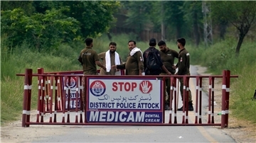 Polizisten haben in Attock eine Straße verbarrikadiert, die zum Bezirksgefängnis, wo Pakistans Ex-Premier Imran Khan inhaftiert ist.