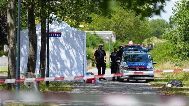 Tötung von zwei Obdachlosen - 17-Jähriger stellt sich Polizisten im Einsatz: Im Juli wurde ein erstochener Obdachloser auf einer Parkbank an der Donau in Wien-Brigittenau gefunden.