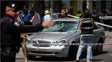 Polizisten im Paseo de Extremadura in Madrid im Einsatz, nachdem der Autofahrer zwei Passanten totgefahren hat.
