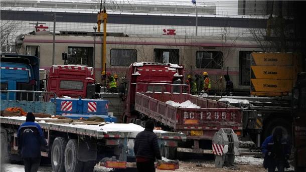 Rund 100 Menschen bei U-Bahn-Unfall in Peking verletzt Polizisten in der Nähe des Ortes, wo sich der Zug-Unfall in Peking ereignete. Bei starkem Schneefall sind in Peking zwei U-Bahn-Züge zusammengestoßen.