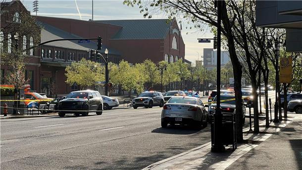 Kentucky: 25-Jähriger erschießt fünf Menschen in US-Bank Polizisten in der Nähe des Tatorts: Bei einer Schusswaffenattacke im US-Bundesstaat Kentucky sind mehrere Menschen ums Leben gekommen.