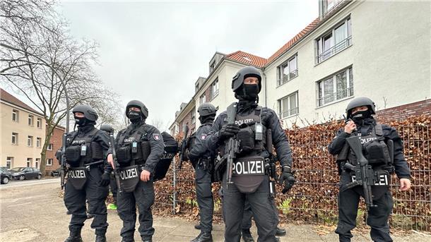 Zwei Tote durch Messerstiche in Hamburg Polizisten in der Nähe des Tatorts in Hamburg-Billstedt.