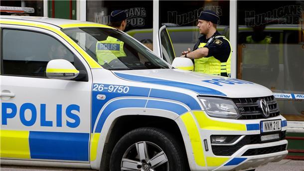 Polizei: 60.000 Menschen in Schweden mit Gangs verbunden Polizisten in Sandviken nordwestlich von Stockholm. Zehntausende Menschen in Schweden sind nach Schätzungen in Bandenkriminalität verwickelt.