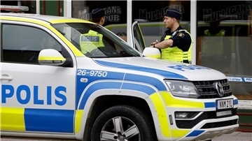 Polizisten in Sandviken nordwestlich von Stockholm. Zehntausende Menschen in Schweden sind nach Schätzungen in Bandenkriminalität verwickelt.
