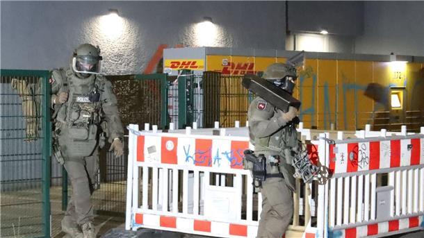 Suche nach Ex-RAF-Terroristen - Neue Durchsuchungen Polizisten in Spezialausrüstung verlassen das Studentenwohnheim nach dem Einsatz.