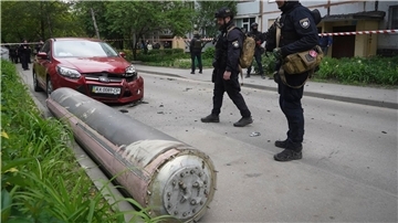 Polizisten inspizieren einen Teil einer russischen Rakete, die in der Nähe eines Wohnhauses in Charkiw eingeschlagen ist.
