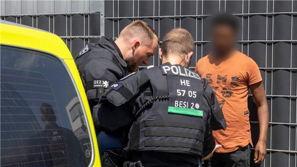 28 verletzte Polizisten bei Eritrea-Festival Polizisten kontrollieren am Rande des Eritrea-Festivals in Gießen eine Person.