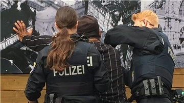 Polizisten kontrollieren einen Mann (Symbolbild). Das Institut für Menschenrechte fordert konkrete Regelungen, die vorschreiben, wann sensible Daten - etwa Hautfarbe und Sprache - erhoben, gespeichert und weiterverarbeitet werden dürfen.