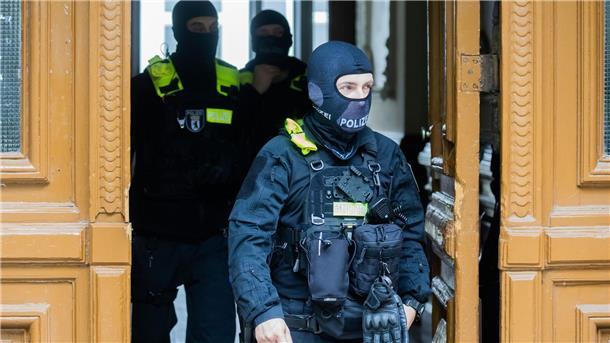Polizisten nach einer Hausdurchsuchung in Berlin-Kreuzberg - bundesweit waren mehrere Dutzend Beamte im Einsatz.