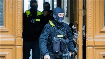 Polizisten nach einer Hausdurchsuchung in Berlin-Kreuzberg - bundesweit waren mehrere Dutzend Beamte im Einsatz.
