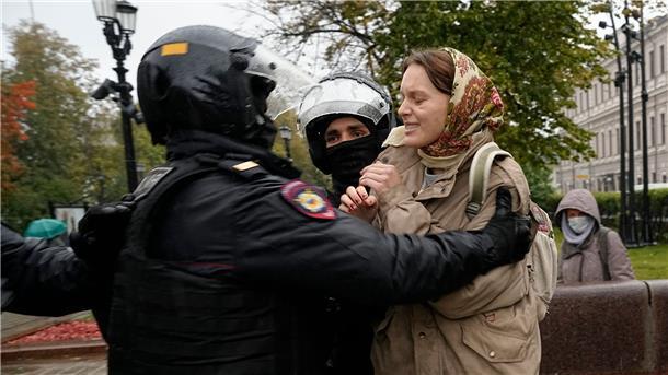 „Der Protest hat ein weibliches Gesicht“: Frauen gegen Putin Polizisten nehmen bei Protesten in Moskau eine Frau fest.