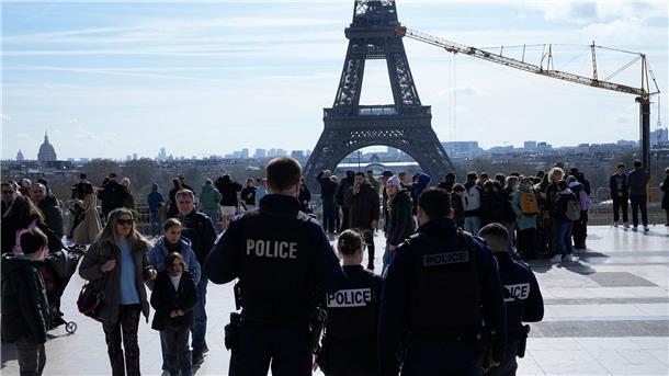 Nach Anschlag: Frankreich ruft höchste Sicherheitsstufe aus Polizisten patrouillieren auf dem Trocadero-Platz unweit des Eiffelturms.