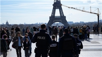 Polizisten patrouillieren auf dem Trocadero-Platz unweit des Eiffelturms.