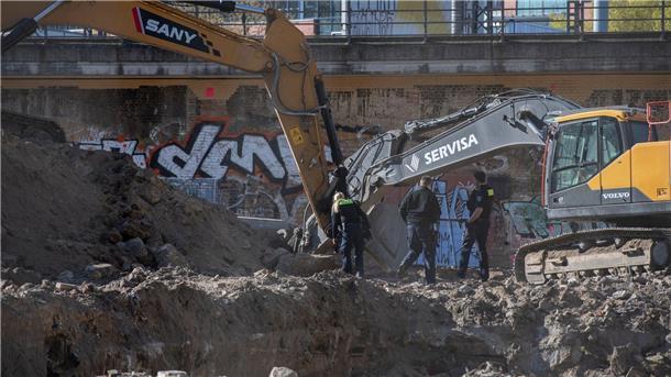 Weltkriegsbombe in Berlin erfolgreich entschärft Polizisten schauen sich den Fundort einer Kriegsbombe in Berlin an.