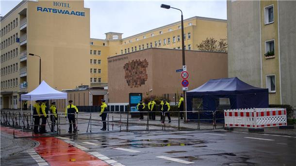 Magdeburg hat wieder eine Synagoge Polizisten sichern das Gelände um die Neue Synagoge in Magdeburg.