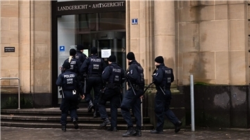 Polizisten sichern das Gerichtsgebäude in Duisburg.