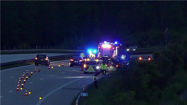 Lehrerin auf A9 erschossen: Zwei Tatverdächtige in Haft Polizisten sichern den Tatort ab.