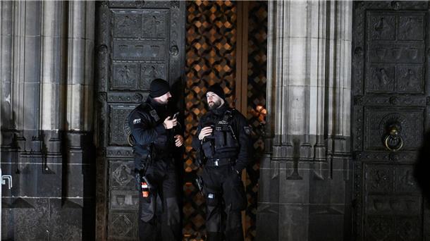 Terroralarm Kölner Dom: Mann in Gewahrsam genommen Polizisten sichern einen Eingang zum Kölner Dom.