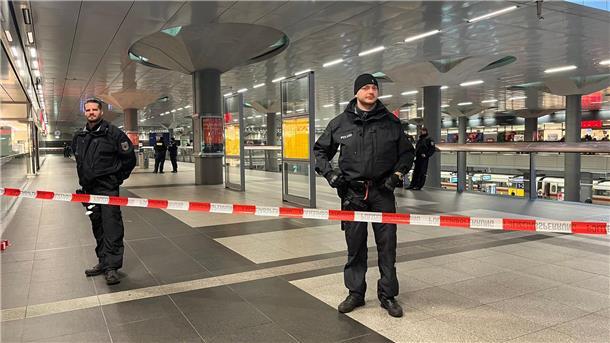 Polizisten sichern einen Teil des Berliner Hauptbahnhofs ab.