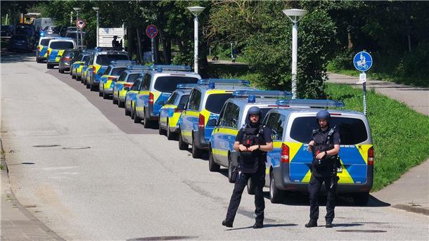 Polizisten sind im Einsatz bei einer Bedrohungslage an einem Schulzentrum in Lübeck.