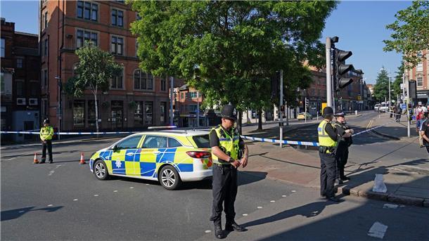 Schock in Nottingham: Drei Tote und drei Verletzte Polizisten sperren eine Kreuzung im Zentrum der englischen Stadt Nottingham.