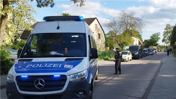 Mann in Berlin auf offener Straße getötet Polizisten sperren eine Straße im Berliner Bezirk Spandau für die Ermittlungsarbeiten.