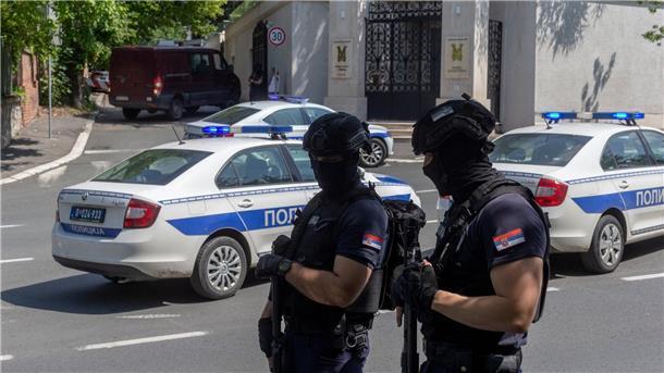 Anschlag auf israelische Botschaft in Belgrad Polizisten sperren in Belgrad den Verkehr an einer Kreuzung in der Nähe der israelischen Botschaft.