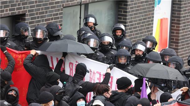 Polizisten stehen am 1. Mai 2023 in Gera Demonstrationsteilnehmern aus der linken Szene gegenüber.