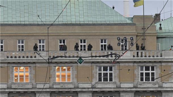Tschechien nach Bluttat an Prager Uni im Schockzustand Polizisten stehen auf dem Balkon am Gebäude der Philosophischen Fakultät in Prag.
