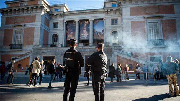 Polizisten stehen vor dem Prado-Museum in Madrid.
