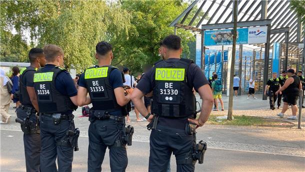 Polizisten stehen vor dem Eingang des Sommerbads in Neukölln.