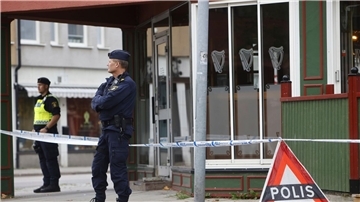 Polizisten stehen vor der Kneipe in Sandviken, in der zwei Menschen starben und zwei weitere verletzt wurden.