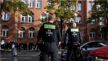 Polizisten stehen vor der Schule in Berlin-Neukölln.