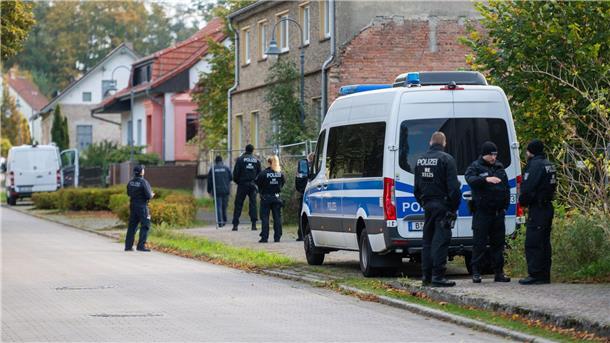 Fall Rebecca: Ermittler werten Ergebnisse aus Polizisten stehen vor einem Grundstück in Herzberg.