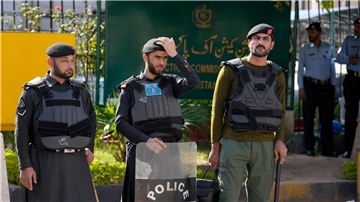 Polizisten stehen Wache am Haupteingang des Hauptsitzes der Wahlkommission in Islamabad.