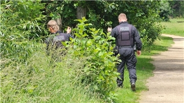 Polizisten suchen im sächsischen Döbeln nach dem vermissten Mädchen.