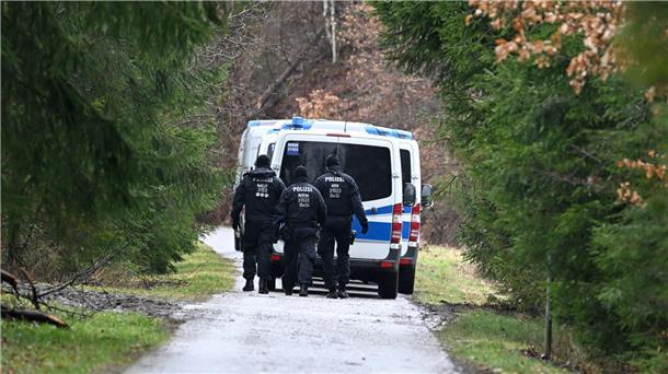 Zwei Mädchen gestehen Tötung von zwölfjähriger Luise Polizisten suchen in der Nähe des Fundorts des getöteten Mädchens nach weiteren Hinweisen.