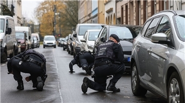 Polizisten suchen in der Nähe des Tatortes in Krefeld nach Spuren.
