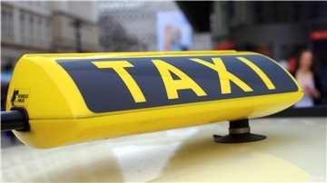 Ein Taxischild. Polizisten trafen den verletzten Taxifahrer und seine beiden alkoholisierten Fahrgäste auf dem Standstreifen der A27 zwischen Uthlede und Hagen.