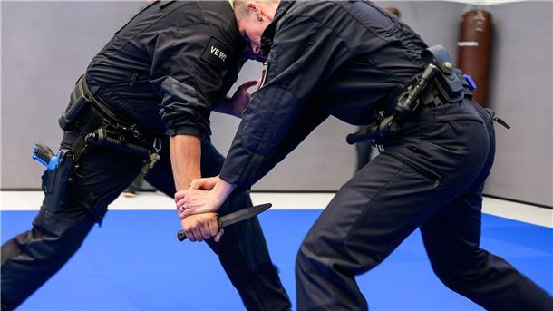 Polizisten trainieren gezielt auch die Abwehr von Messerangriffen. (Archivbild)