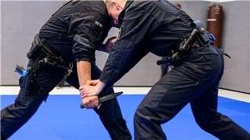 Polizisten trainieren gezielt auch die Abwehr von Messerangriffen. (Archivbild)