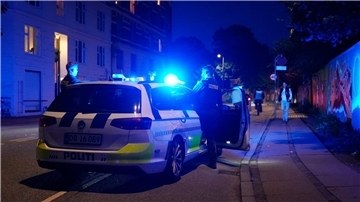 Polizisten treffen am Tatort ein, nachdem in der Kopenhagener Freistadt Christiania Schüsse gefallen waren.