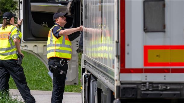 Aktionstag zu Lastwagen-Kontrollen am Mittwoch Polizisten überprüfen bei einer Verkehrskontrolle einen Lastwagen.